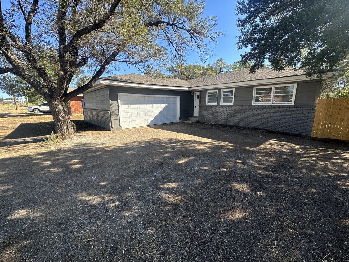 Building Photo - 8232 Bluebonnet