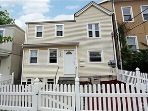Building Photo - 35 Elm St