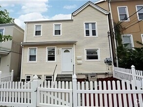 Building Photo - 35 Elm St