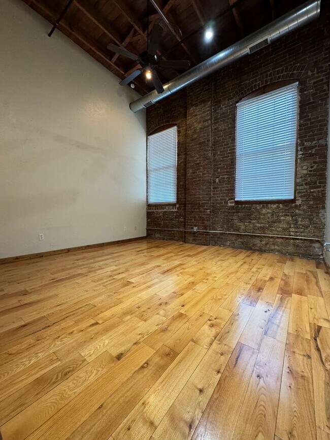 Foto del edificio - MOVE IN SPECIAL! Stunning 2 Bed / 2 Bath Downtown Loft in the Heart of Springfield!