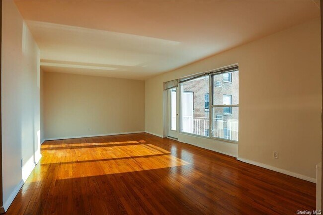 Foto del edificio - 730 Pelham Rd
