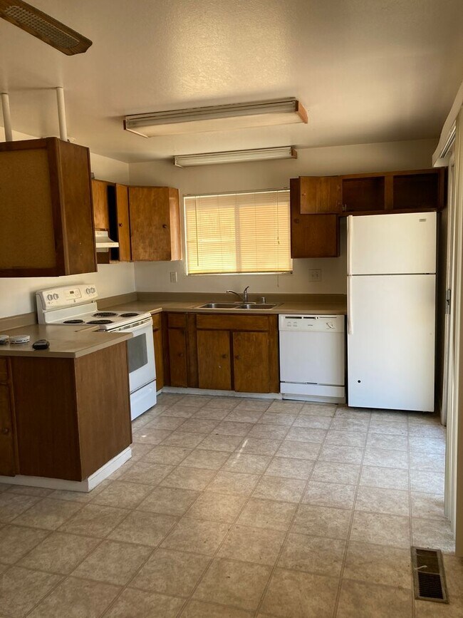 Building Photo - **READY FOR MOVE IN** 3 Bedroom/2 Bath Single Story Home