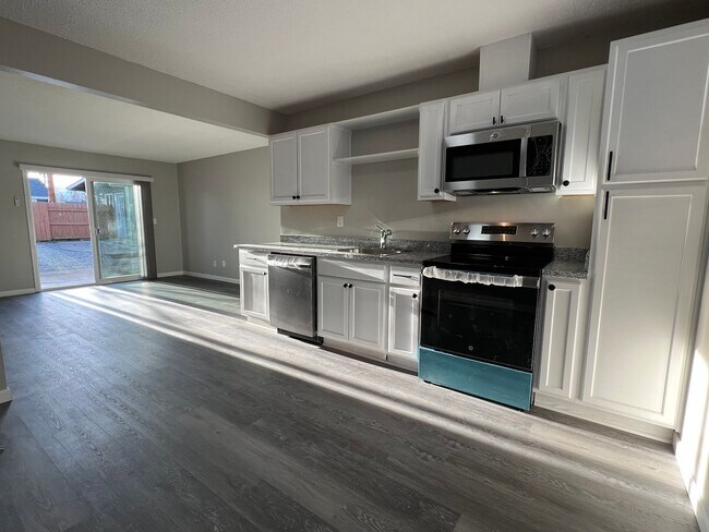 Foto del edificio - Newly renovated Two Bedroom, One Bath Central Point apartment | Available Mid April