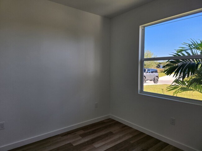 Foto del edificio - 716-718 Gilbert Ave S