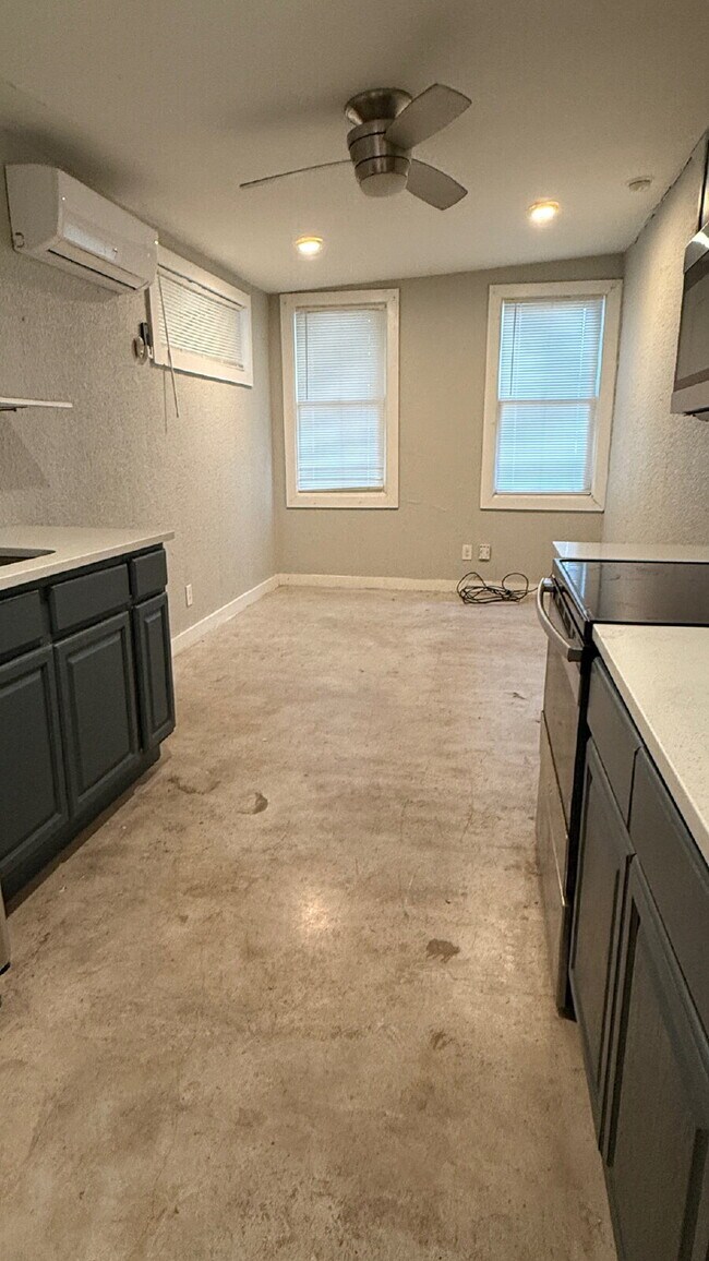 Photo - Cozy Studio for Rent — Prime Dignowity Location! Apartment