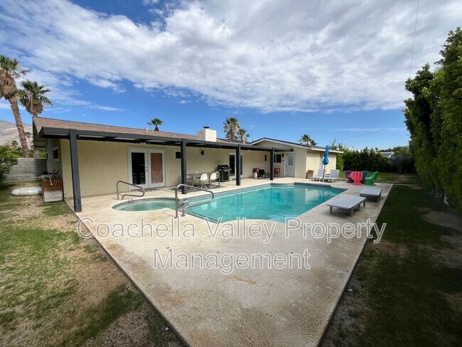 Foto del edificio - 2960 N Cypress Rd