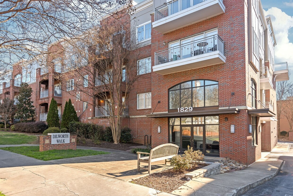 Foto principal - Charming 2-Bedroom Corner Condo in Dilworth!