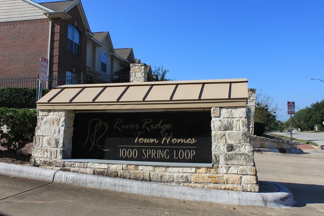 Building Photo - 1000 Spring Loop