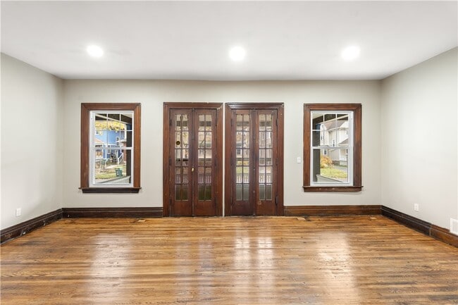 Building Photo - 483 Alexander St