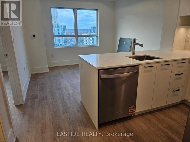 Building Photo - 206 King St W