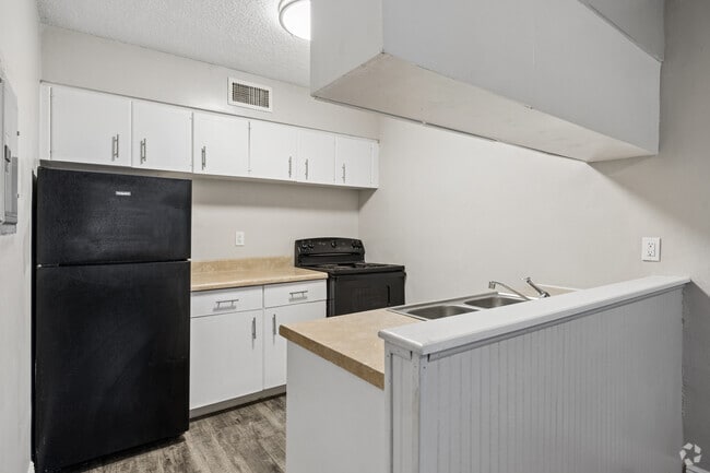 Studio, 1BA - 665SF - Kitchen - Park Apartments