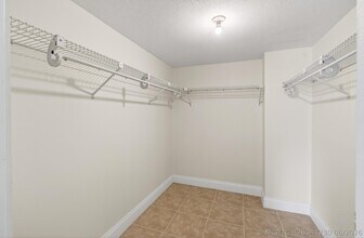 Building Photo - 351 Club Cir