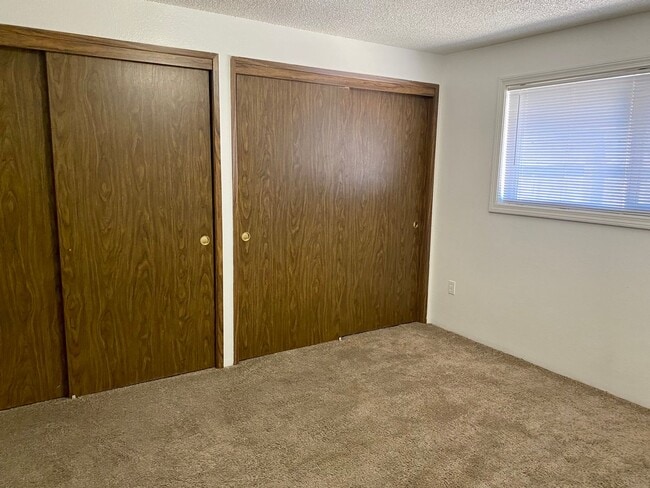 Building Photo - 2 Bed 1 Bath Duplex w/ Fenced Yard and Off...