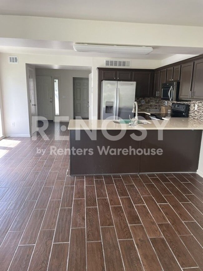 Building Photo - 3 Bedroom Townhome North of the River!