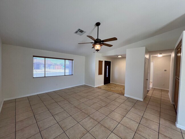 Foto del edificio - 4 BEDROOM POOL & SOLAR HOME!