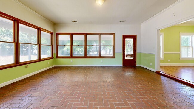 Building Photo - 1005 Seminole Trail