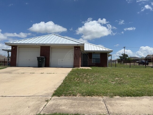 Building Photo - 2601 Lucille Dr