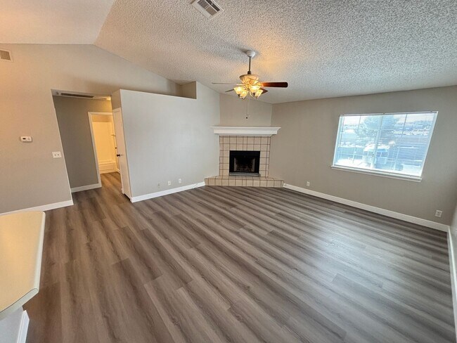 Building Photo - Charming 2Bed/1Bath 2nd Floor Condo located in Duck Creek Village - $500 Off Move in Fees!