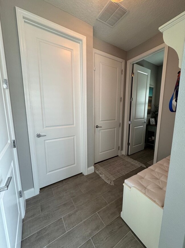 Building Photo - Upgraded 3/2.5, pet-friendly home with acc...