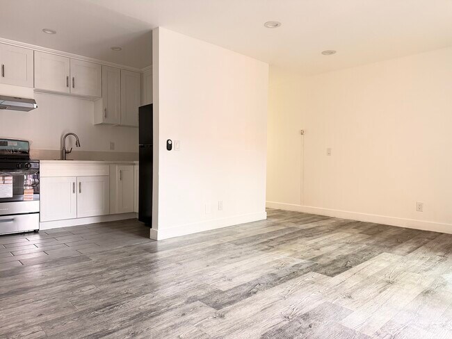 Building Photo - Saticoy