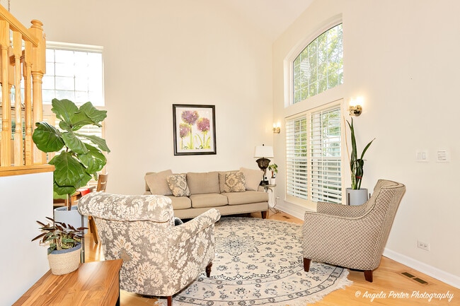 Building Photo - 589 Marseilles Cir