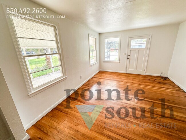 Building Photo - Older Home with Southern Charm!