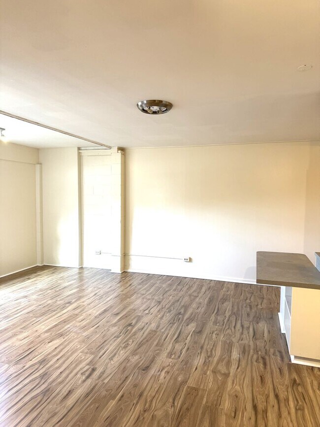 Foto del edificio - Highly Desirable Dowsett - Move-in Ready One Bedroom - Internet Included!