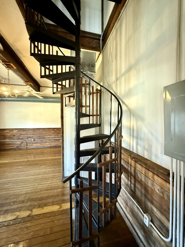 escaleras de caracol - 628 W Market St