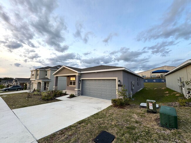 Foto del edificio - Rare find In-Law suite Home! Single family house with Separate entry and kitchen, laundry set!