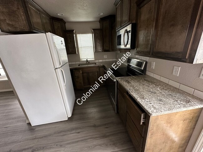 Building Photo - Updated and spacious 2 bedroom/1 bathroom house with detached 1 car garage. Granite countertops, ...