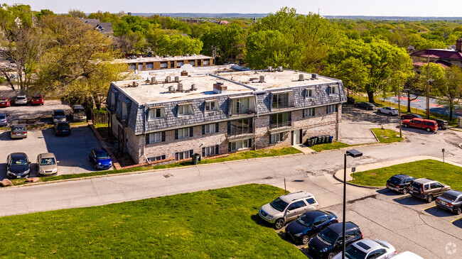 Main Building - The Coachman Apartments