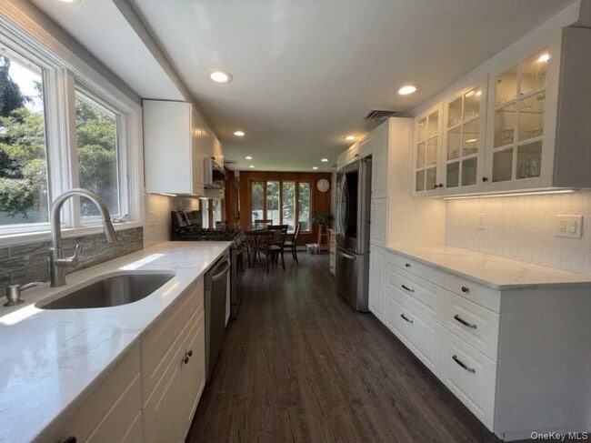 Building Photo - 8 Tree Hollow Ln