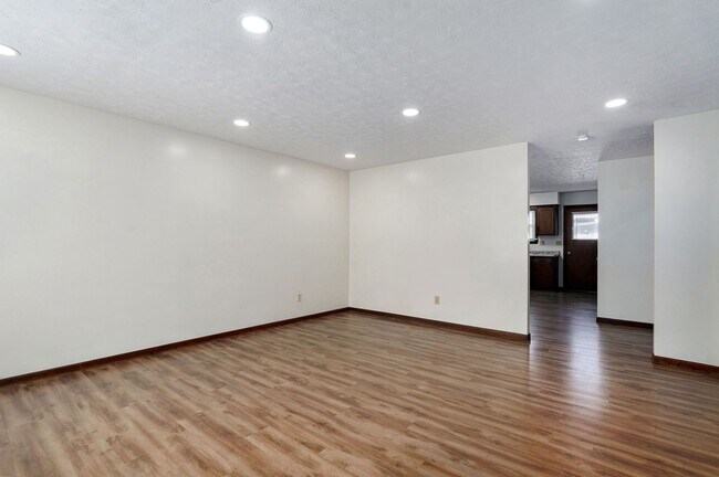 Foto del edificio - Spacious 3 Bedroom, 1 Bathroom Duplex