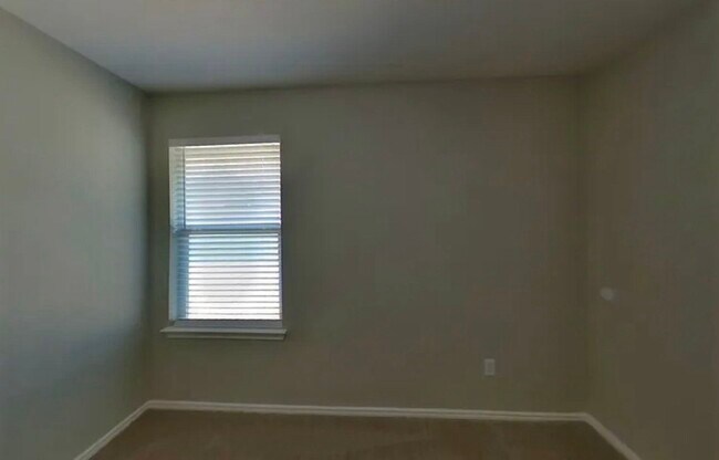 Building Photo - MOVE IN READY