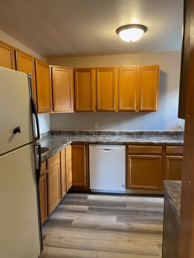 Cocina con encimeras nuevas y lavavajillas. - 302 3rd Ave, west