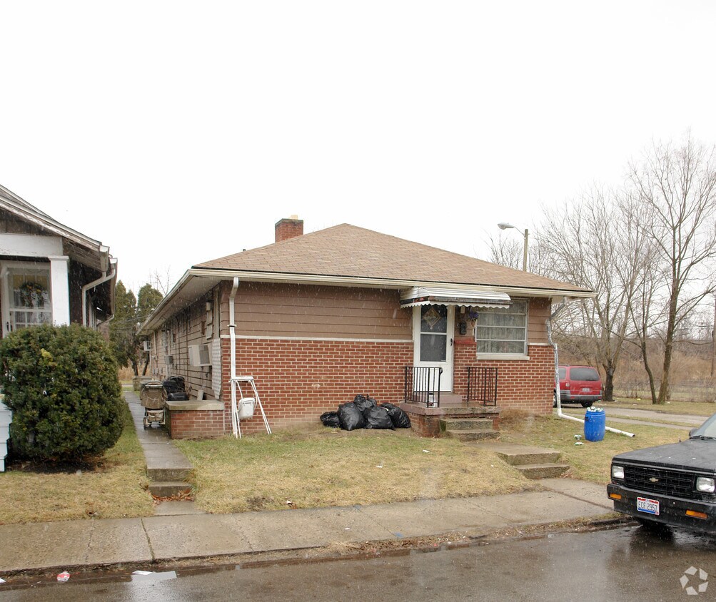 Building Photo - 242 S Yale Ave