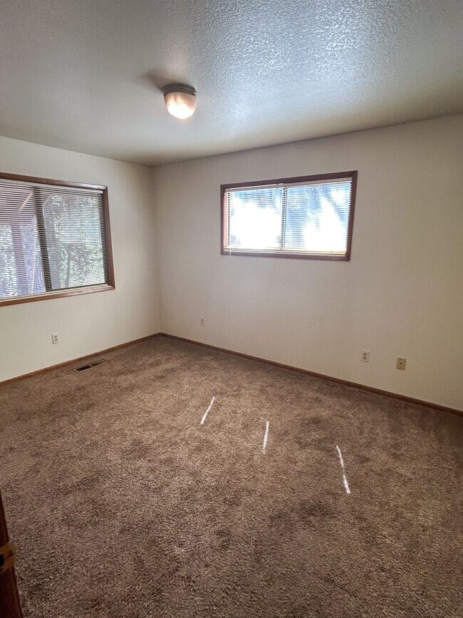 Foto del edificio - Spacious 2 Bed 1 Bathroom House In Shingletown