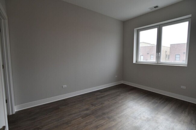 Foto del edificio - 927 W Irving Park Rd
