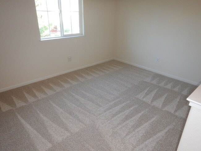 Building Photo - Cute as a button in Double Diamond Ranch!