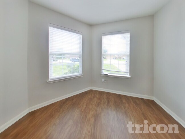 Foto del edificio - 2321 Oyster Bay Ave