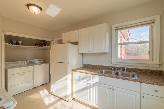 Building Photo - Adorable Bungalow