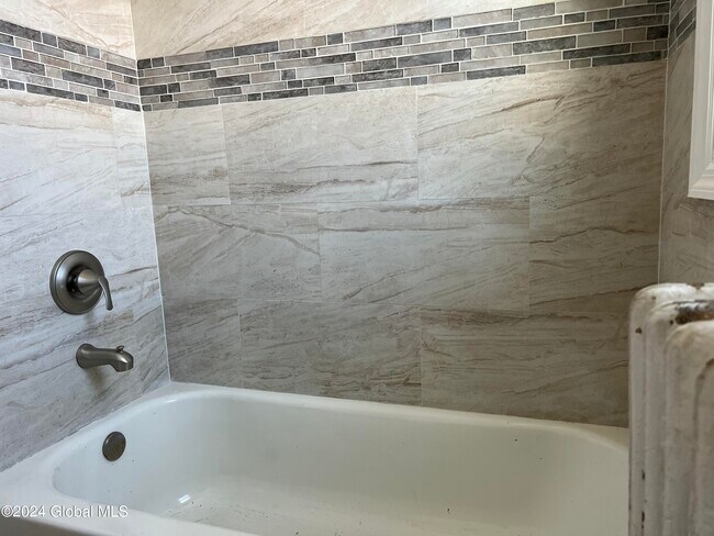 Foto del edificio - 1 Woodbine Ave