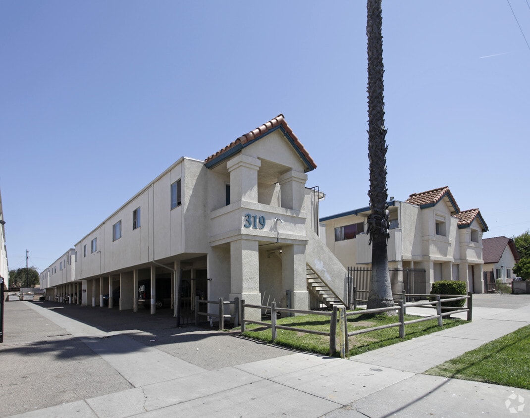 Building Photo - Twin Palms