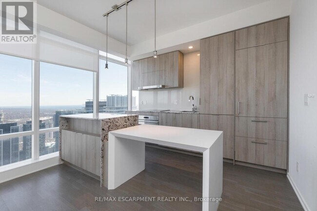 Photo du bâtiment - 1 Bloor St E