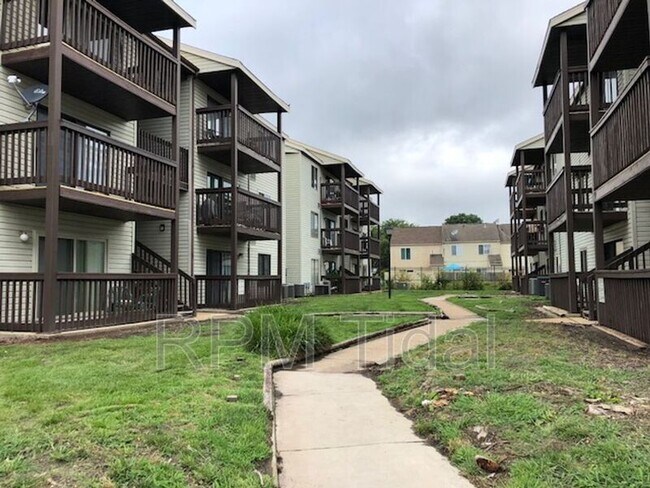 Building Photo - 302 Wells Ct
