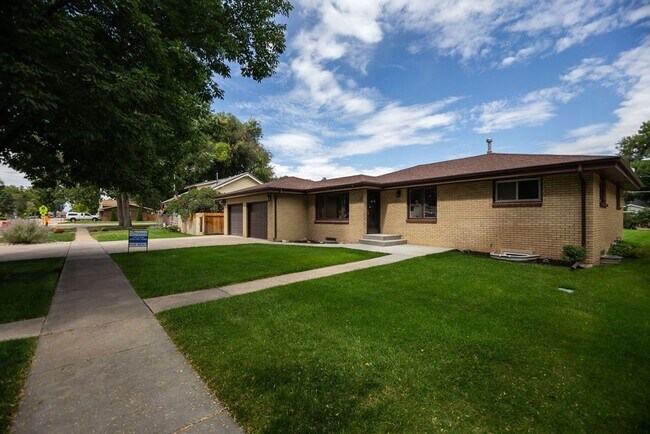 Building Photo - Charming All-Brick 2 Bedroom 3 bathroom Ranch Near Downtown Windsor!