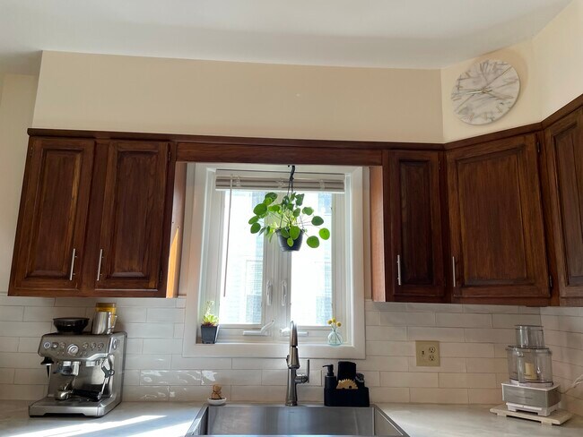 Updated kitchen - 8 Parkview Ct