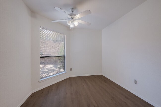 Foto del edificio - Renovated Condo with Great Location