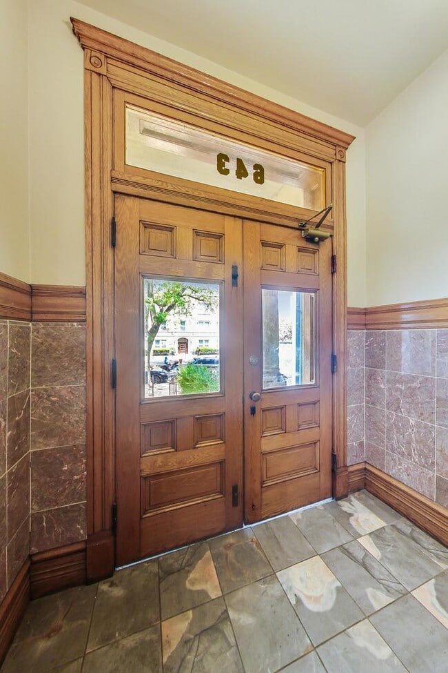 Building Photo - 643 W Wrightwood Ave