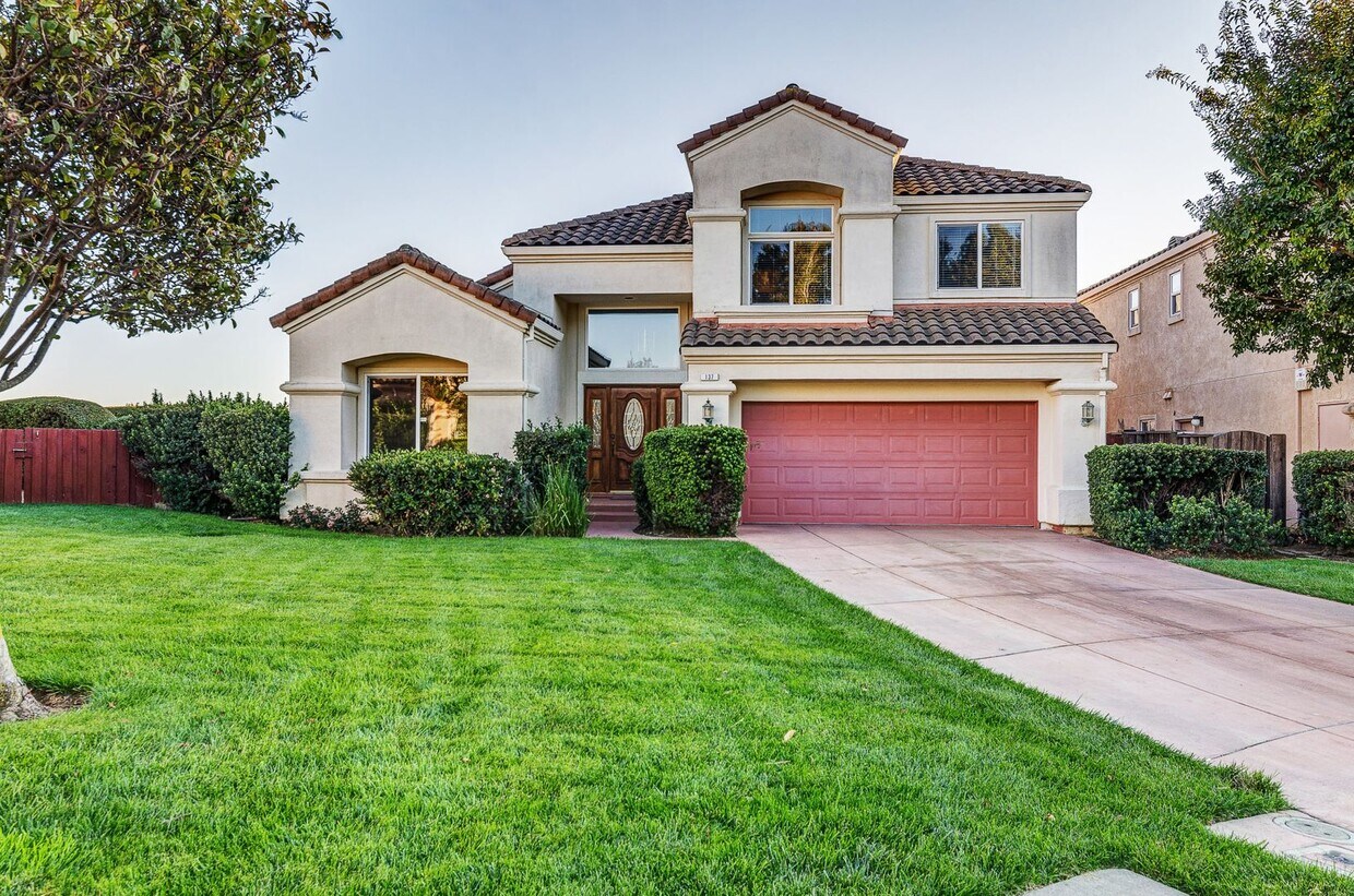 Foto principal - Desirable Gated Community With Breathtakin...